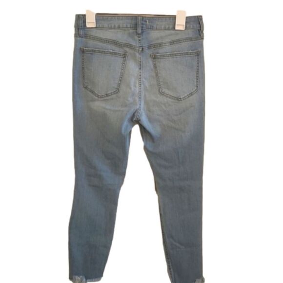 𝅺Juniors Oasis by Eunina cropped distressed lightwash jeans size 11 - Picture 6 of 9